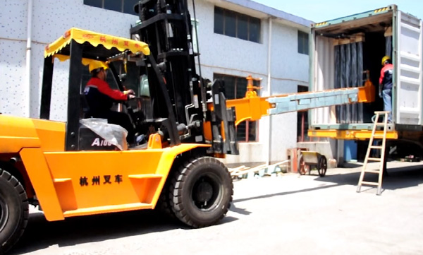 杭州叉車(chē)|玻璃行業(yè)，叉車(chē)串桿屬具卸貨實(shí)拍案例