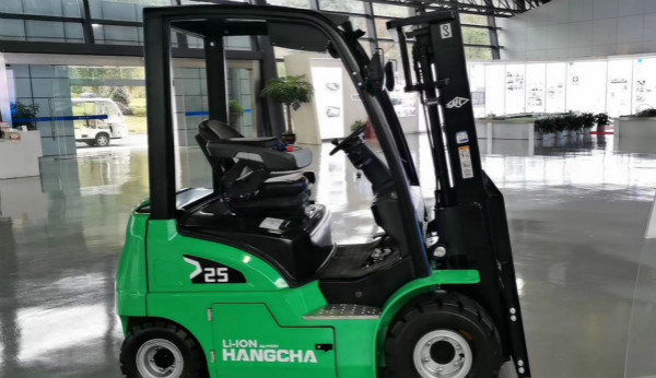 電動叉車買鋰電的還是鉛酸的？當(dāng)然是鋰電的！