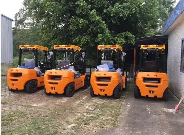 【叉車(chē)操作小知識(shí)】?jī)?nèi)燃叉車(chē)要怎么換擋？