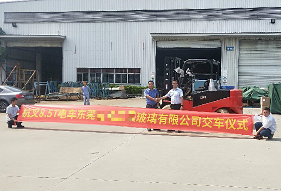 叉車搬運玻璃？要輕拿輕放！